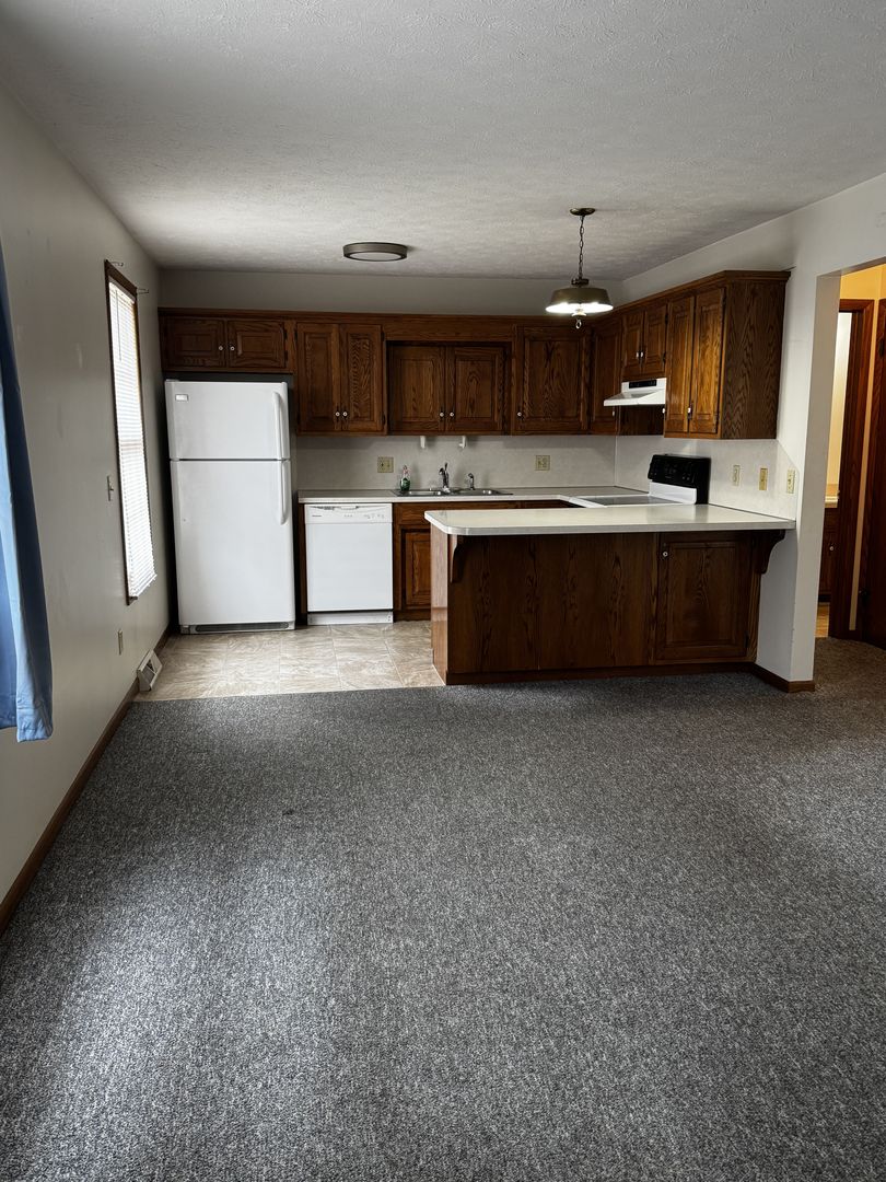 127 E Adams St, Apt B7 2 of 12