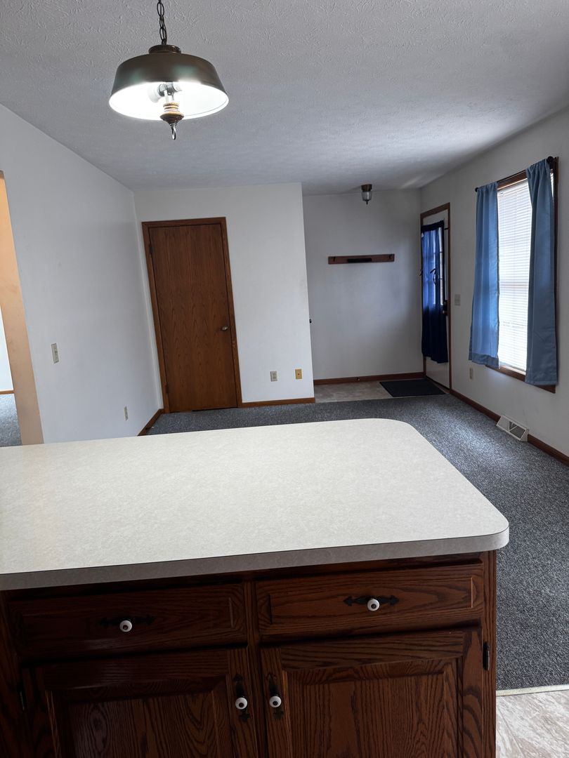 127 E Adams St, Apt B7 4 of 12