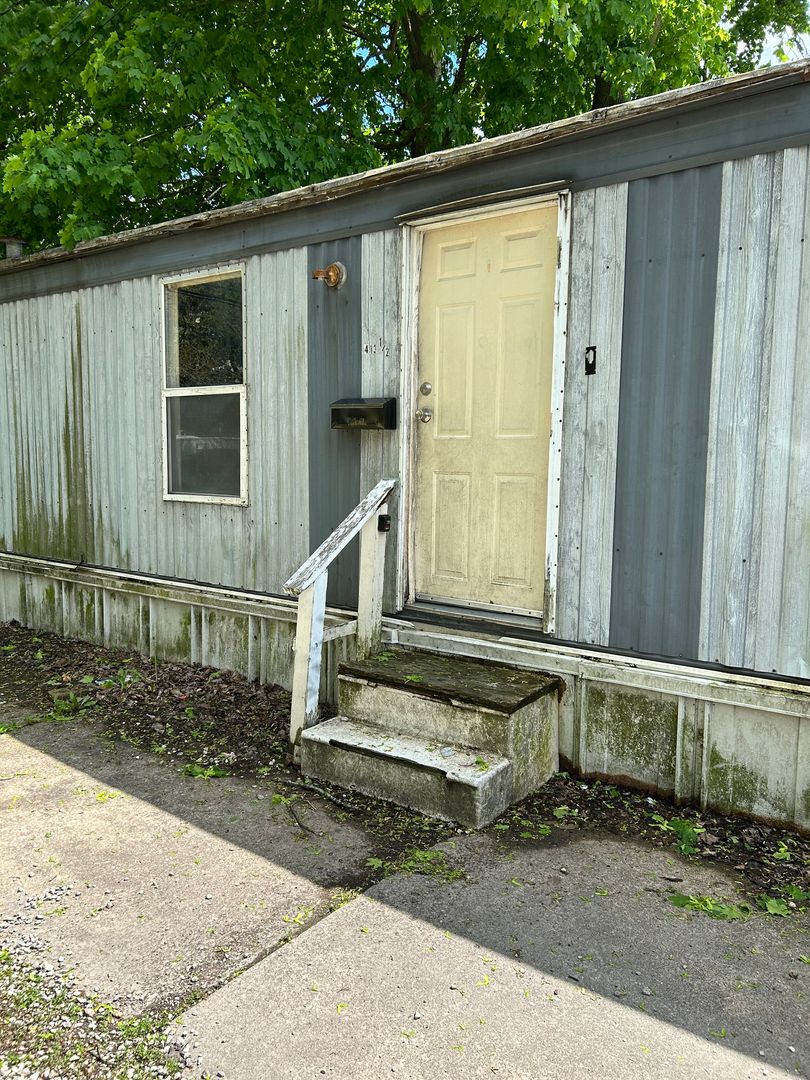 Wooster House: 413 1/2 Spink St, Trailer