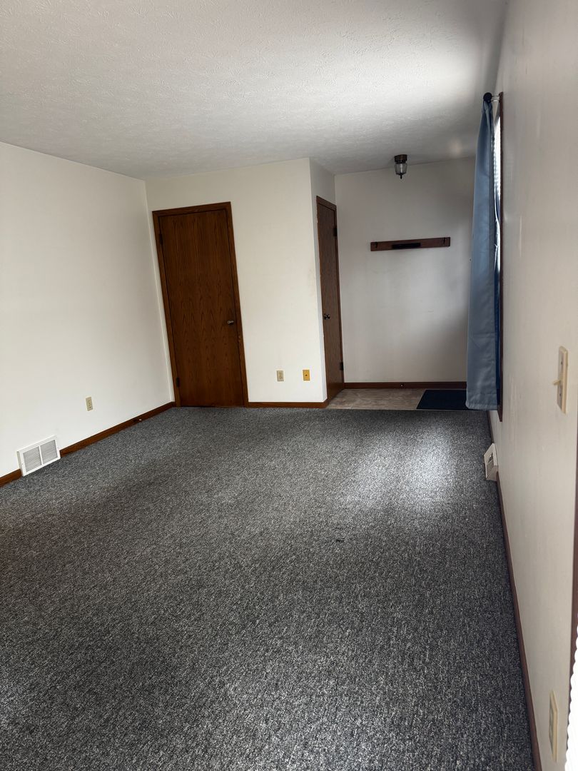 127 E Adams St, Apt B7 6 of 12
