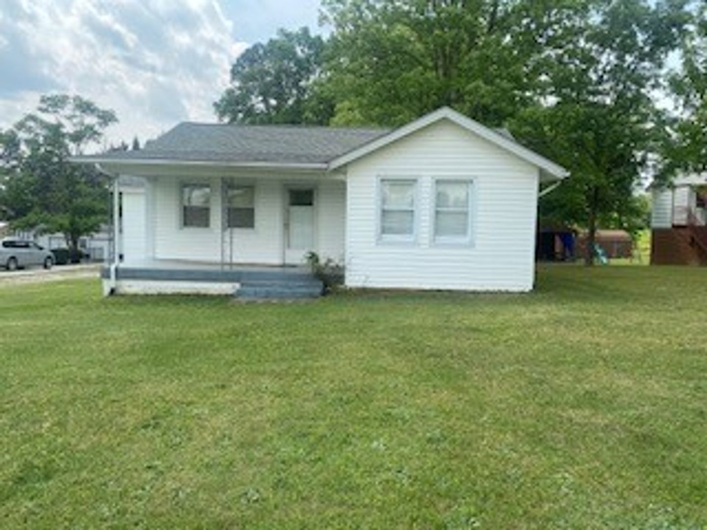 Danville House: 2011 Kentuck Rd