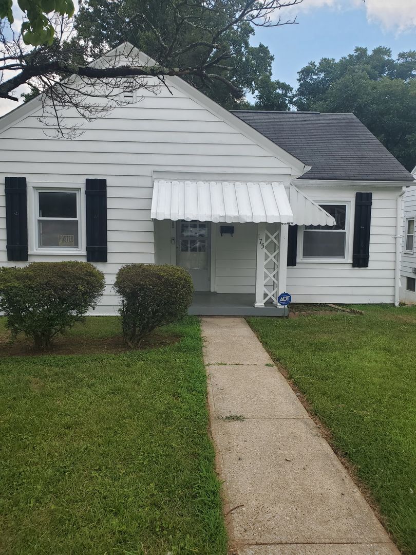Danville House: 175 Hamlin Ave