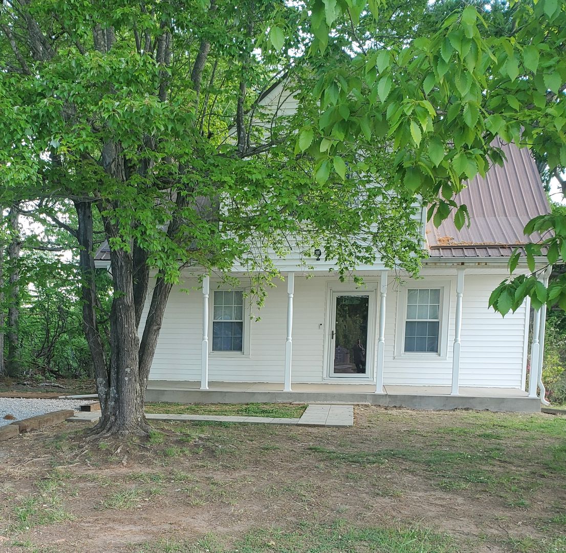 Chatham House: 1020 Hickory Rd