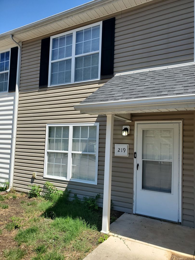 Danville House: 219 Thunderbird Circle