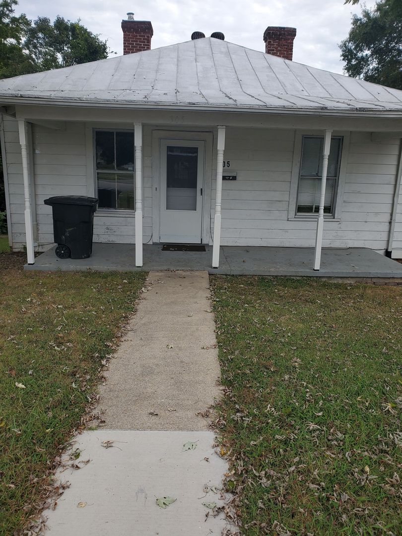 Danville House: 305 Girard St