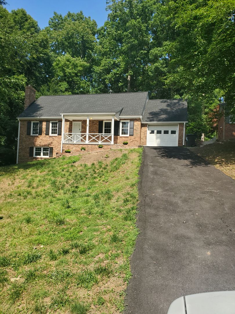 Danville House: 124 Winston Rd