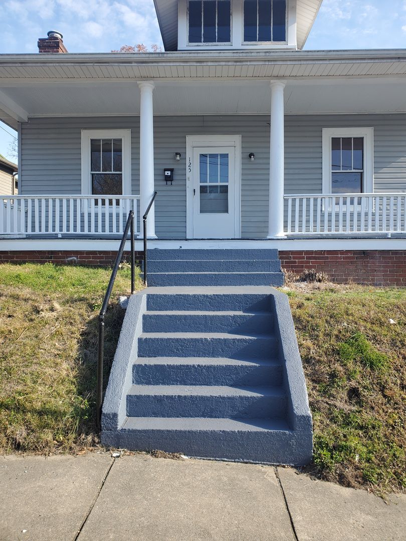 Danville House: 125 Girard St