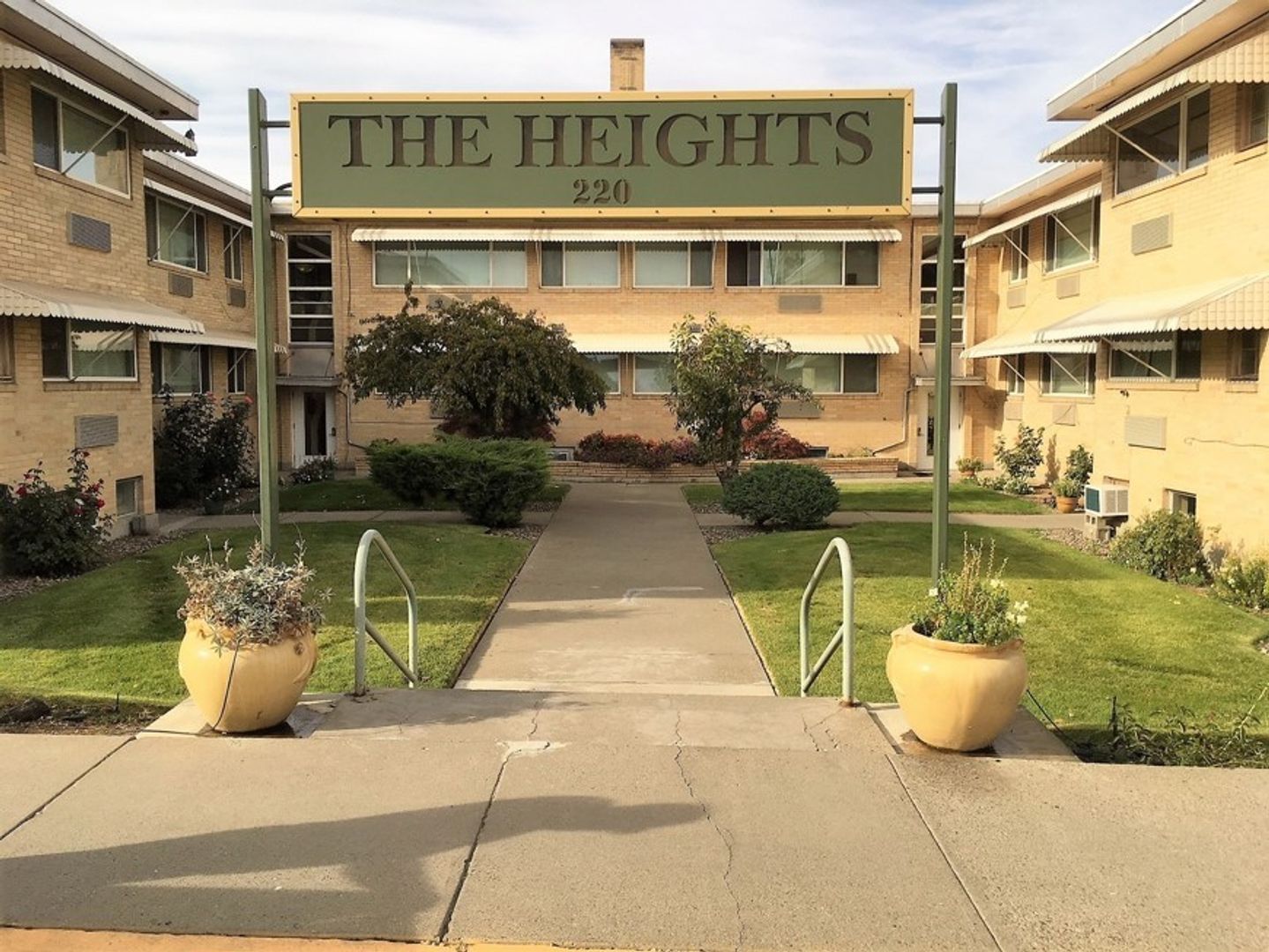 Sunnyside Apartment: 220 W Grandview Ave