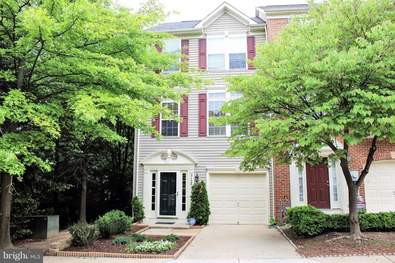 Lorton Townhome: 9128 Aventon Ct