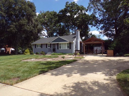 Charming Ranch-Style Home with Finished Basement and Outdoor Oasis in Alexandria – photo 1