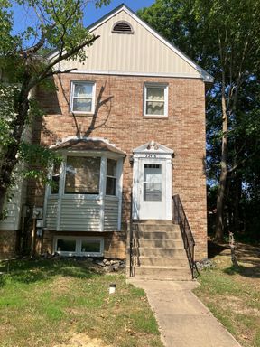 3 level, end unit w/fenced yard and screened in porch – photo 1