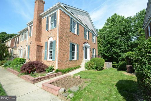 Beautiful 3-Level Townhome in Kingstowne – 3.5 Baths, Landscaping Included – photo 1