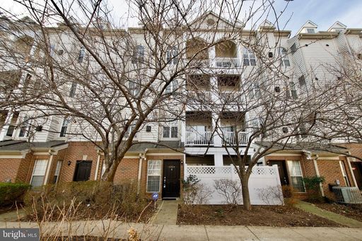 Charming & Pet-Friendly 1BR/1BA Condo in Alexandria’s Stonegate – photo 1