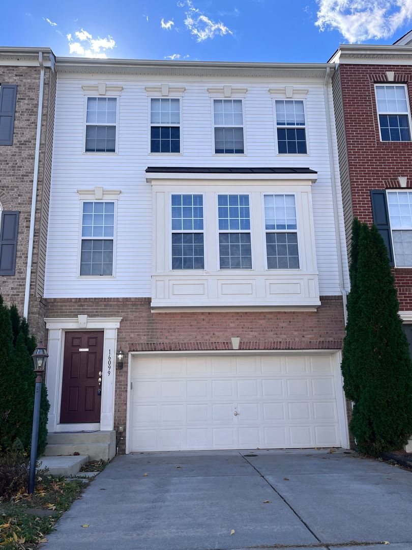 HAYMARKET Townhome: 16099 PITNER STREET