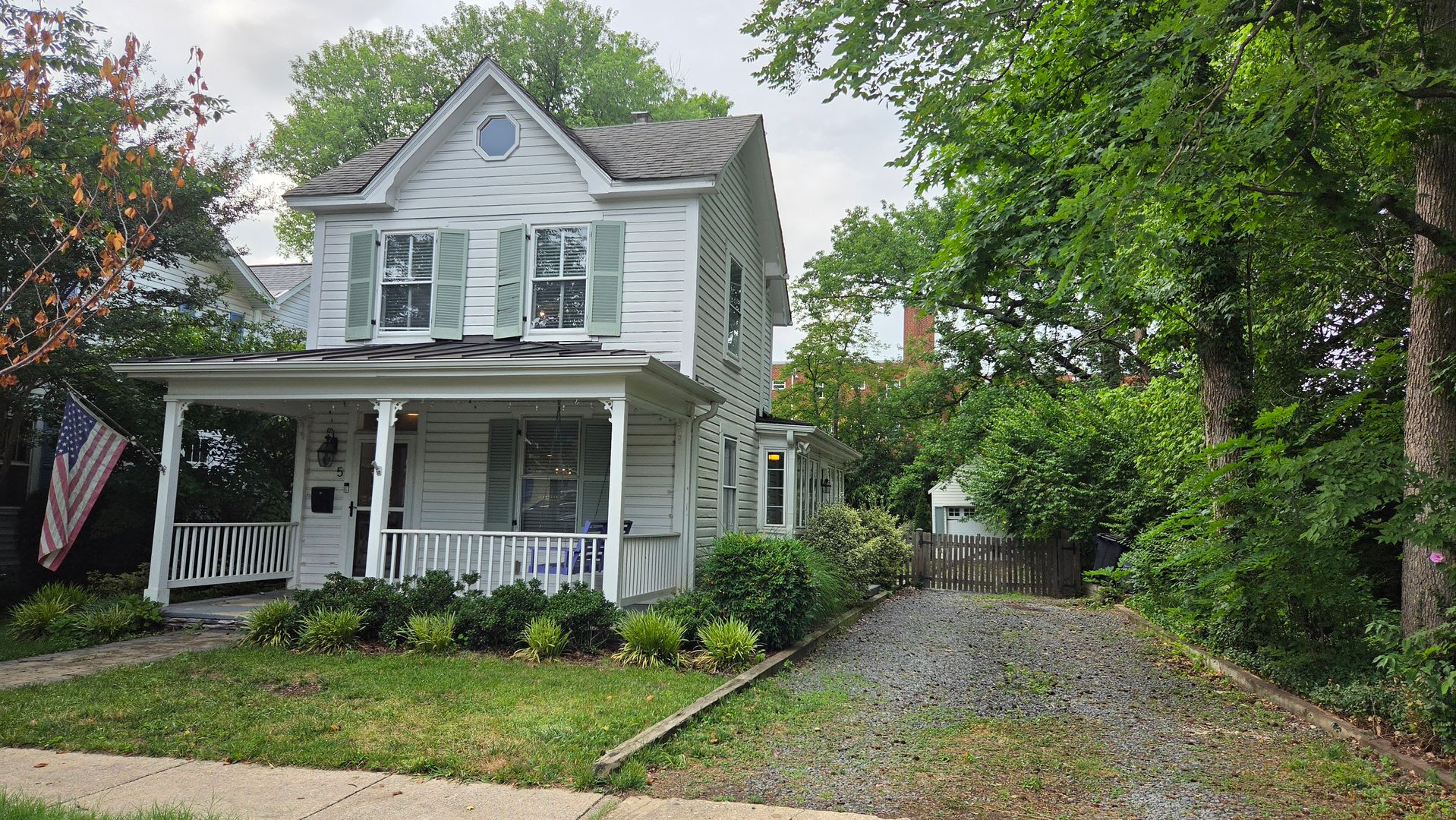 Alexandria House: 5 W Alexandria Ave