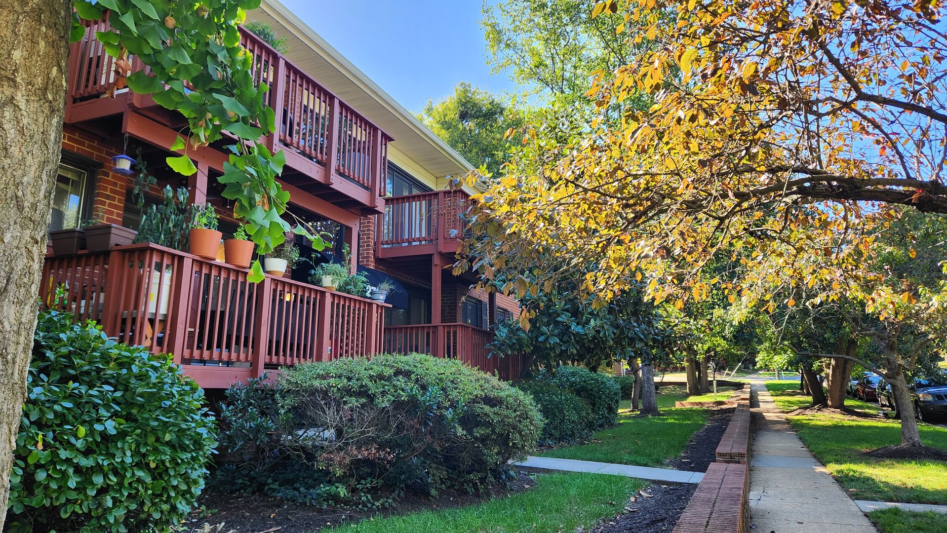 ALEXANDRIA Condo: 2700 DARTMOUTH RD. #8