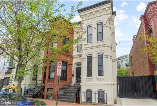Modern Capitol Hill Location Basement Newly Renovated Unit with 1 Bedroom, 1 Bathroom – photo 1