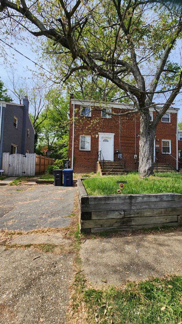 ALEXANDRIA Townhome: 27 HUDSON ST. SOUTH