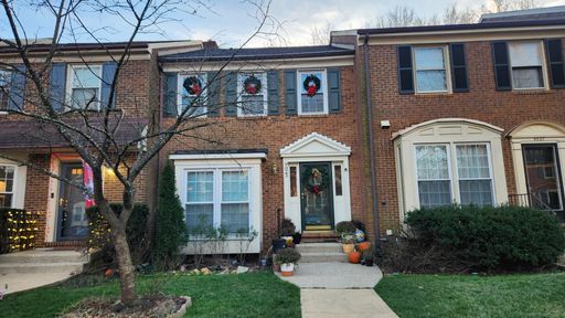 Renovated and Bright TH with Fenced In Patio