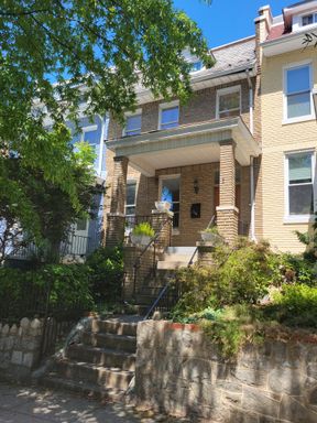 Spacious, Updated three-level townhome with private deck and 1-car-garage in Columbia Heigts – photo 1