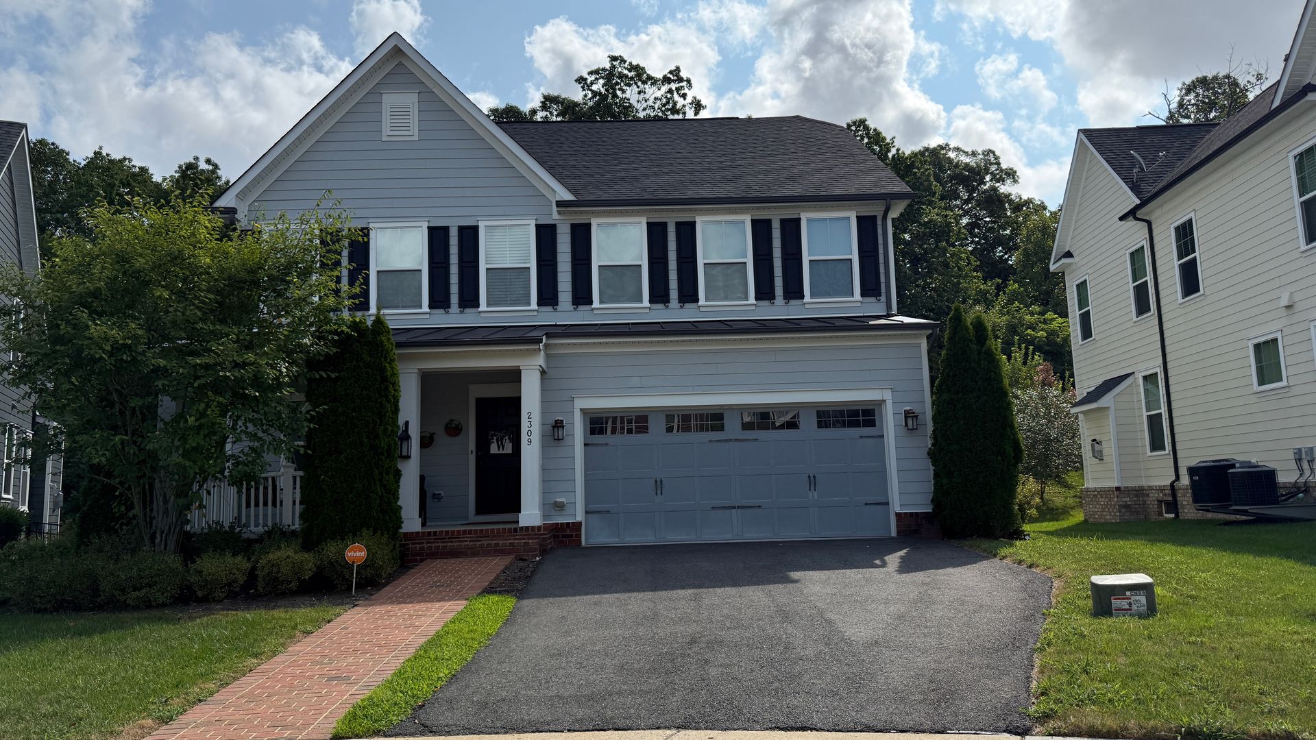 Dumfries House: 2309 Harmsworth Dr