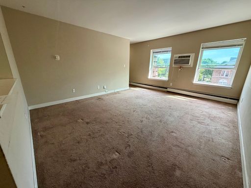 Large One Bedroom Next To UWM!! – photo 1