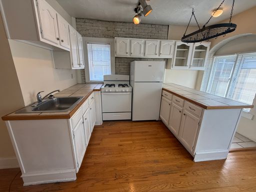 Fantastic Eastside 2 Bedroom! – photo 1