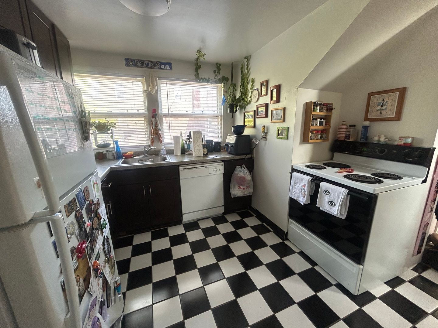 Milwaukee Apartment: 2533 N. Lake Dr.