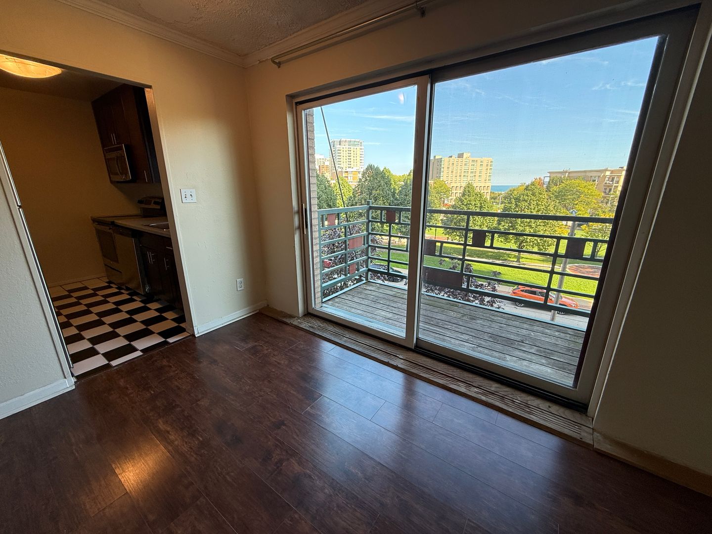 Milwaukee Apartment: 1321 N Franklin Pl