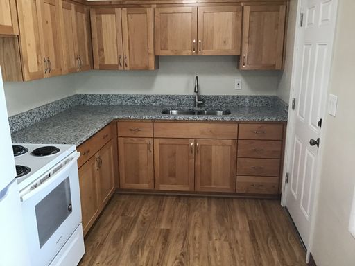$500 Off First Month's Rent!! Cozy 2 Bedroom, 1 Bathroom Apartment off State St - all remodeled! – photo 1