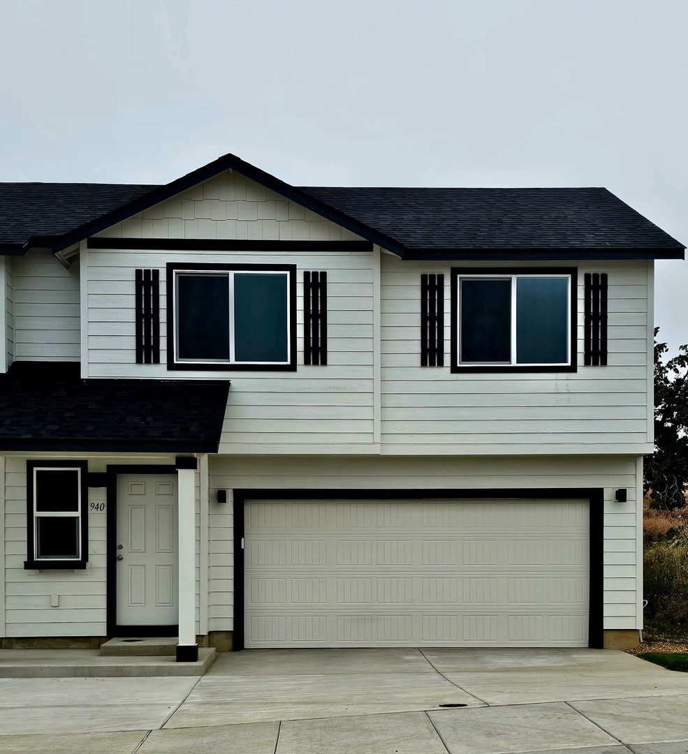 Madras House: 940 SE Starview Ave