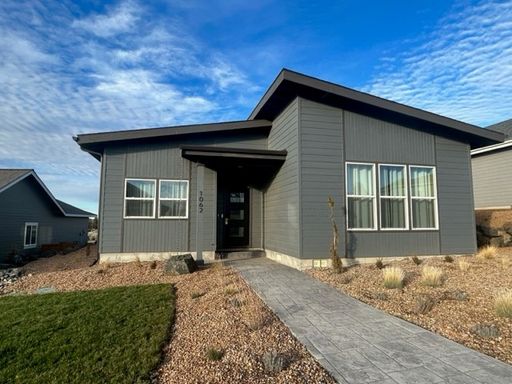 Spacious & Modern Home in Yarrow Community – photo 1