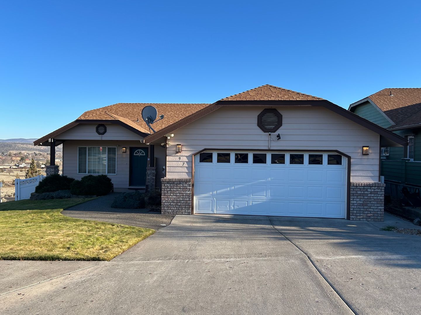 Madras House: 797 SW Sunnyside Rd