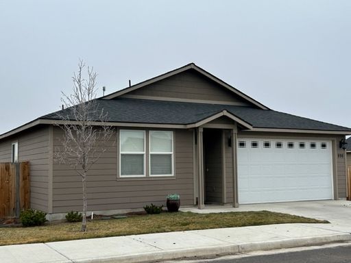 Modern 3-Bedroom Home with Large Fenced Backyard