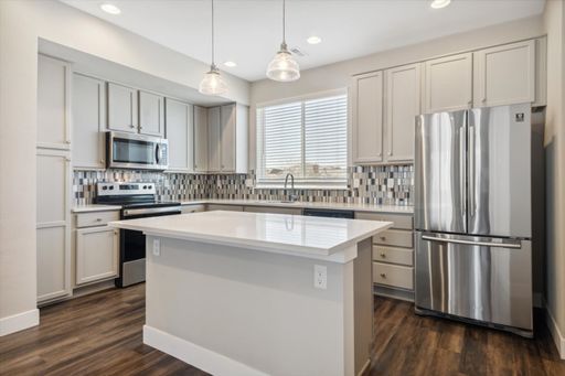 Beautiful 3 Bedroom Townhome with 2 Car Garage – photo 1