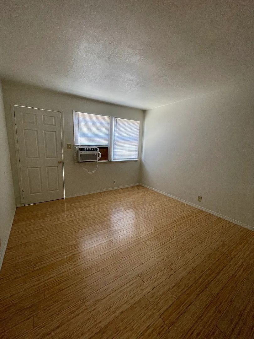 Huntington Park Apartment: 6818 Seville Ave