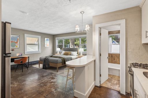 Large Modern Cathedral Hill Studio – photo 1