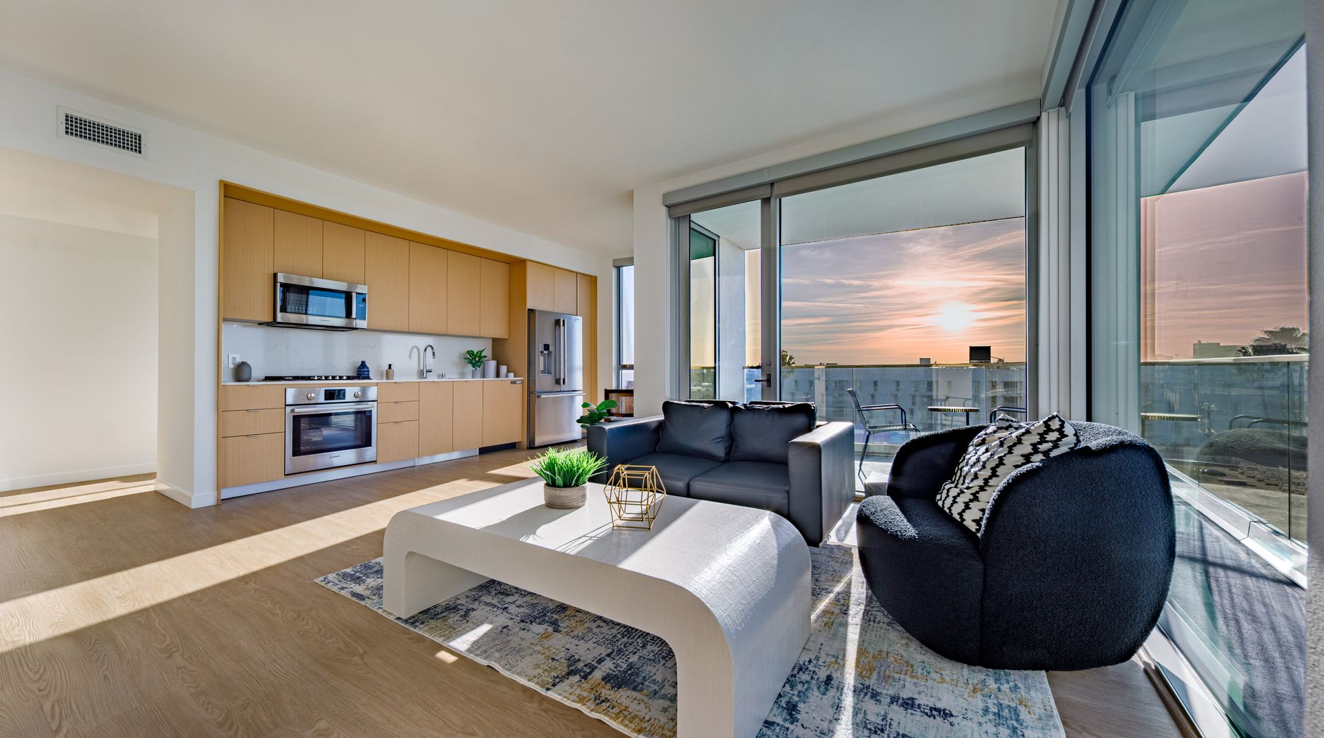 Santa Monica Apartment: 1550 Lincoln Boulevard