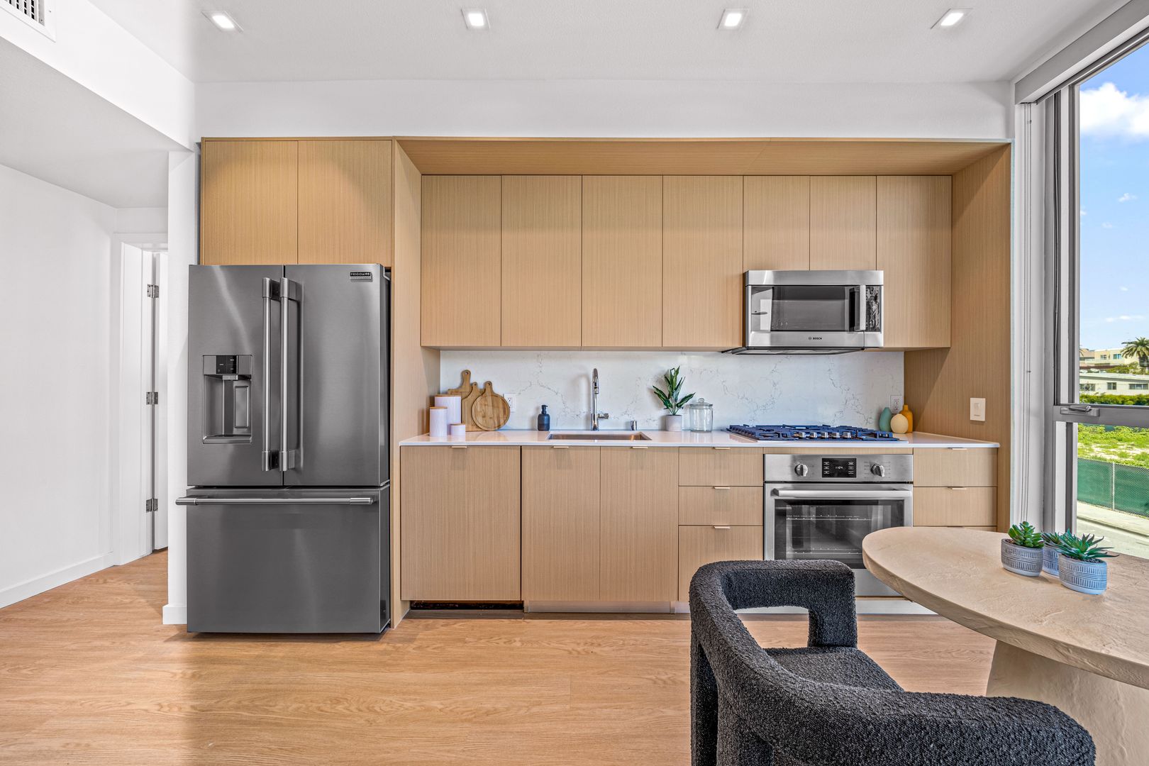 Santa Monica Apartment: 1550 Lincoln Boulevard