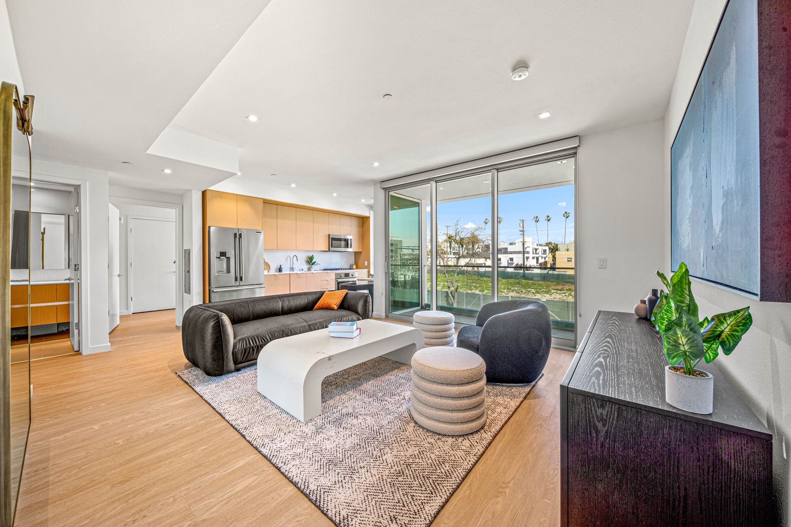 Santa Monica Apartment: 1550 Lincoln Boulevard