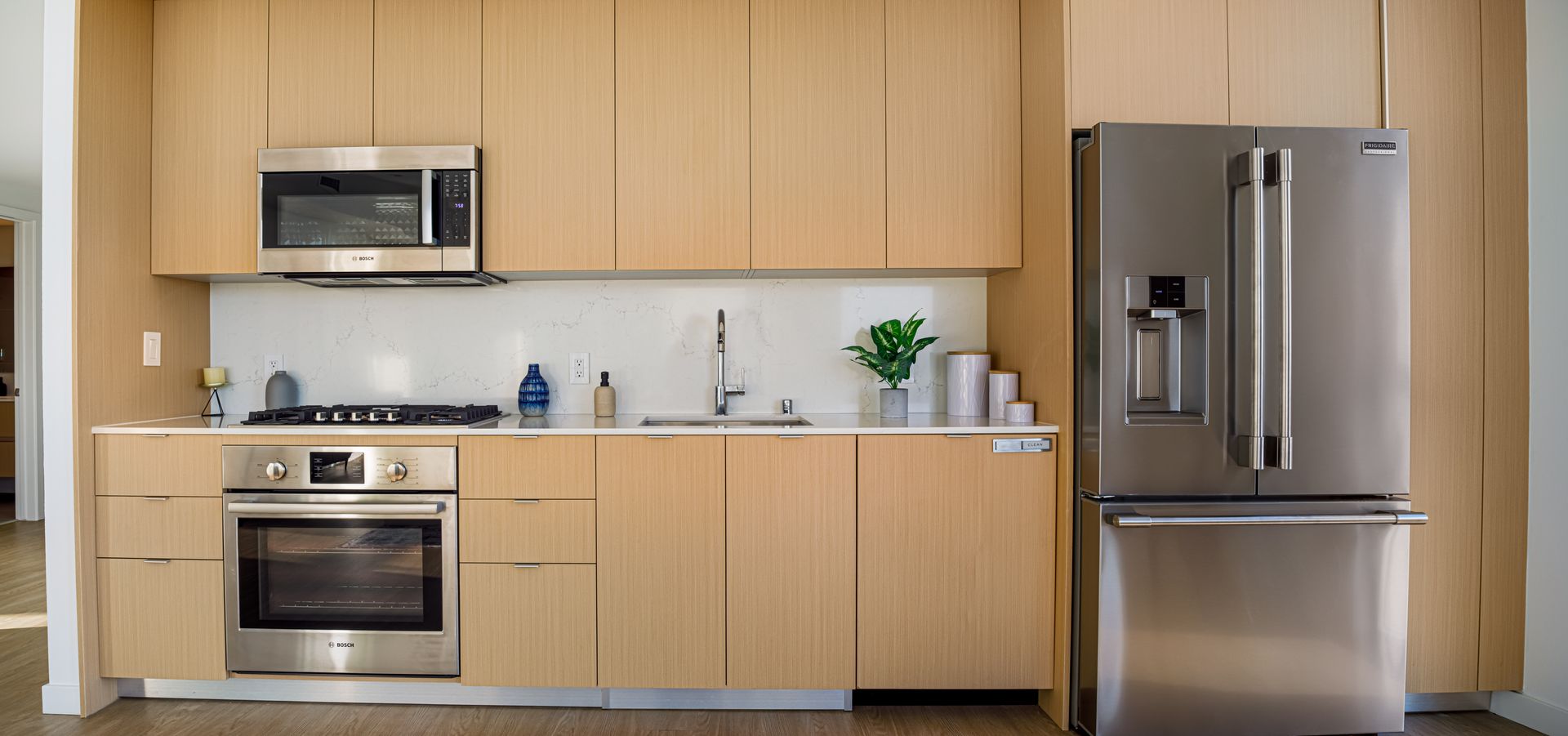 Santa Monica Apartment: 1550 Lincoln Boulevard