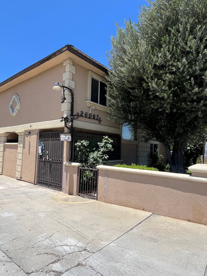 Santa Clarita Apartment: 26087 Bouquet Canyon Road