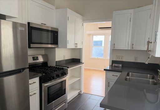 Modern Los Angeles Studio with Hardwood Floors, Dishwasher & Private Garage – photo 1