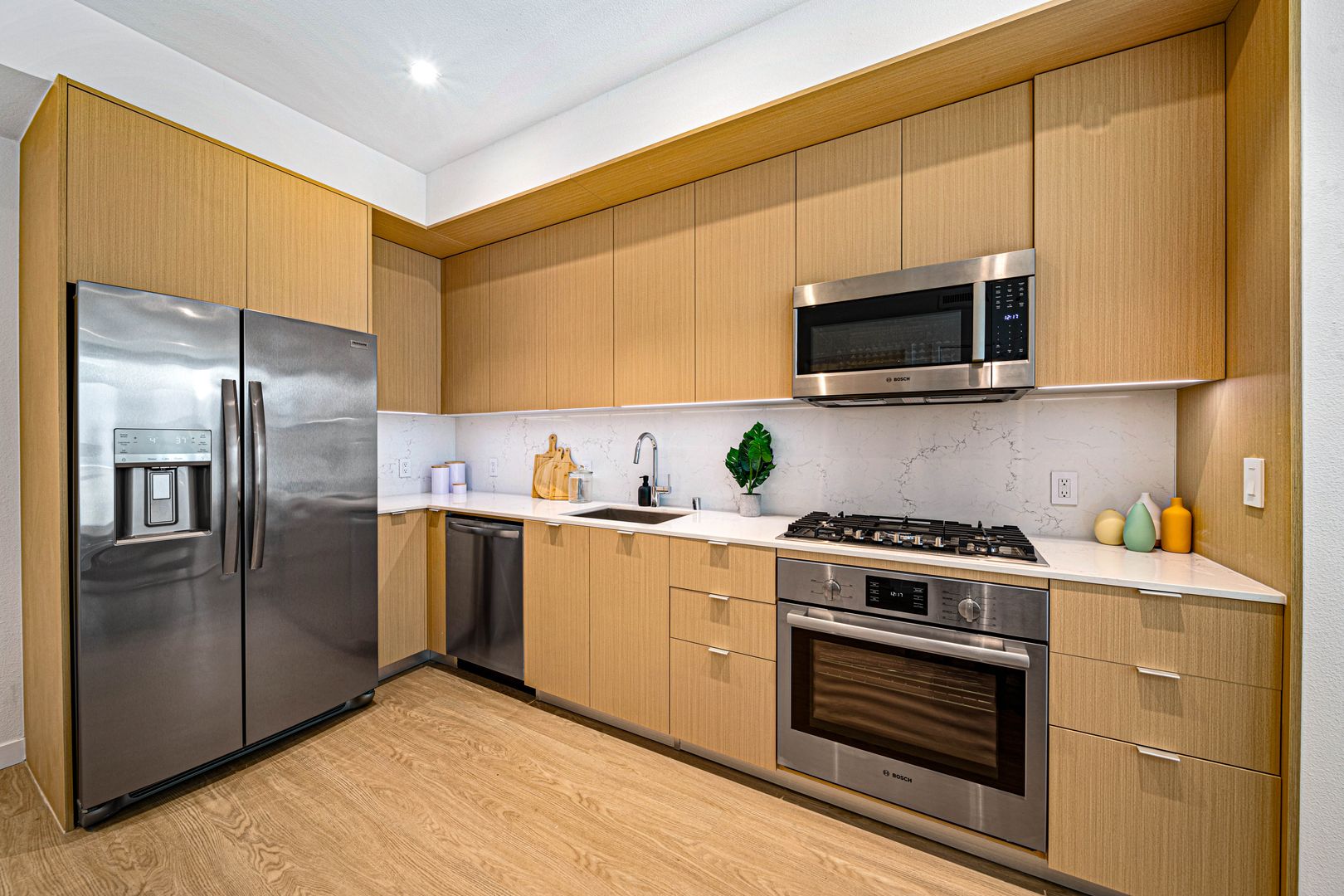Santa Monica Apartment: 1550 Lincoln Boulevard