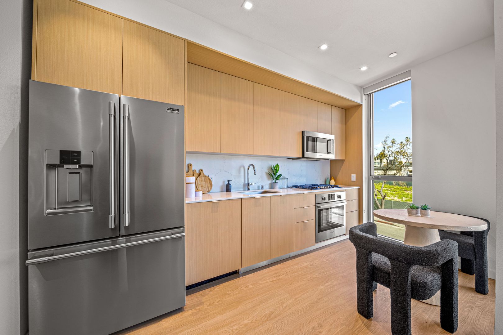 Santa Monica Apartment: 1550 Lincoln Boulevard