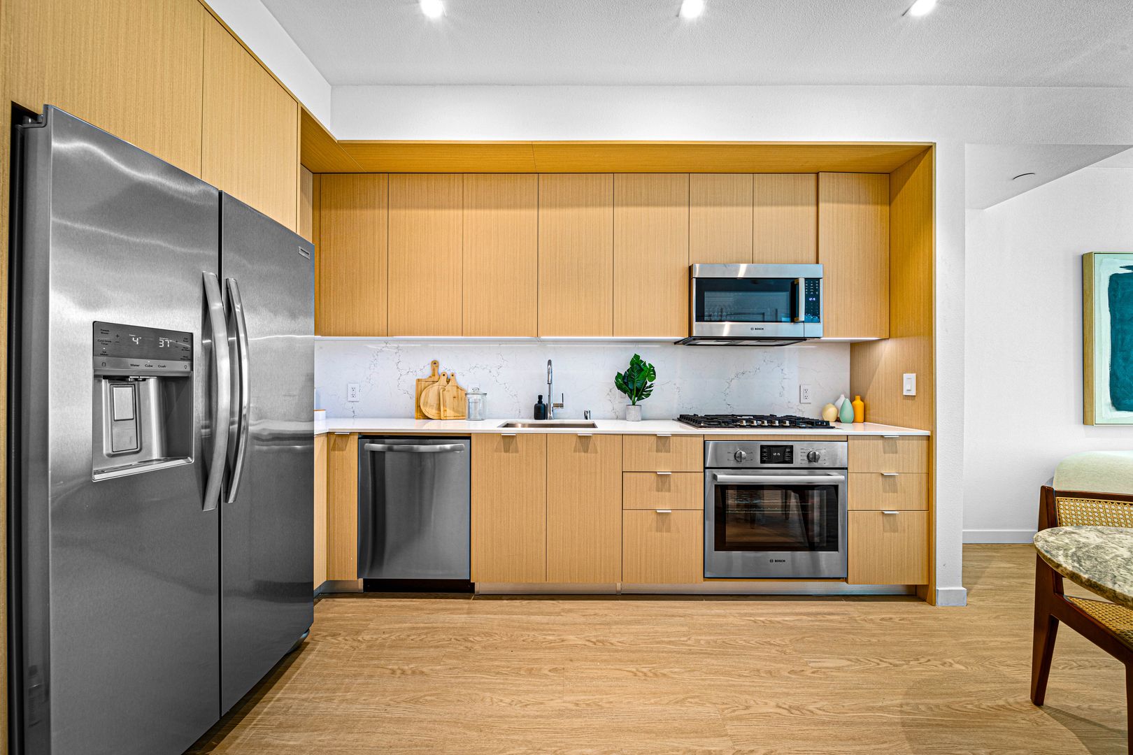 Santa Monica Apartment: 1550 Lincoln Boulevard