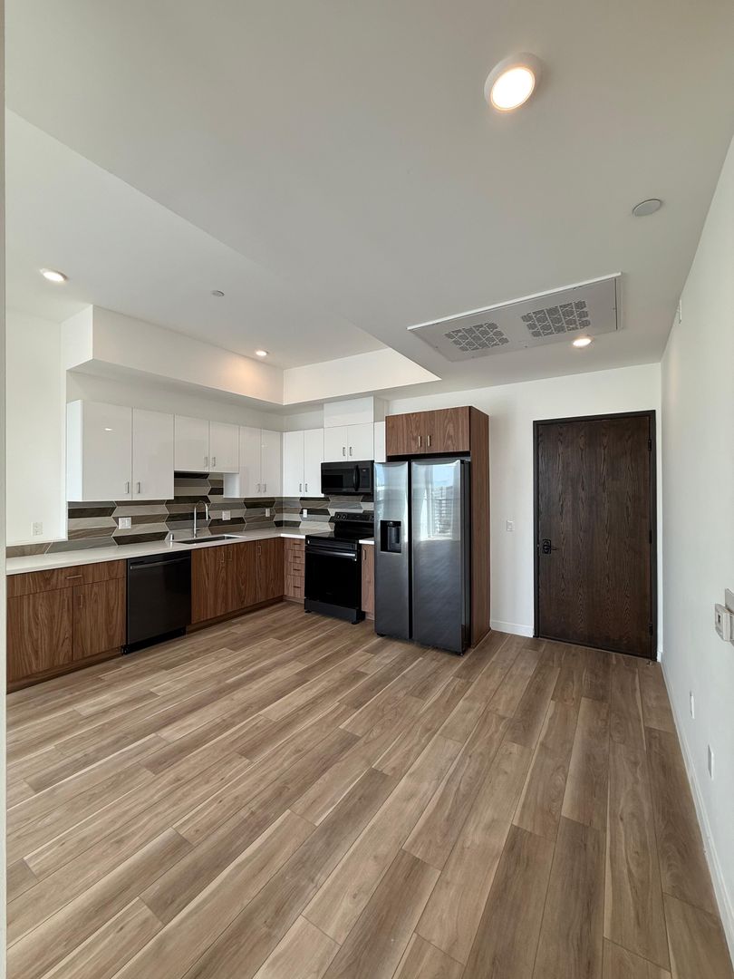 Los Angeles Apartment: 252 N. Hoover St.