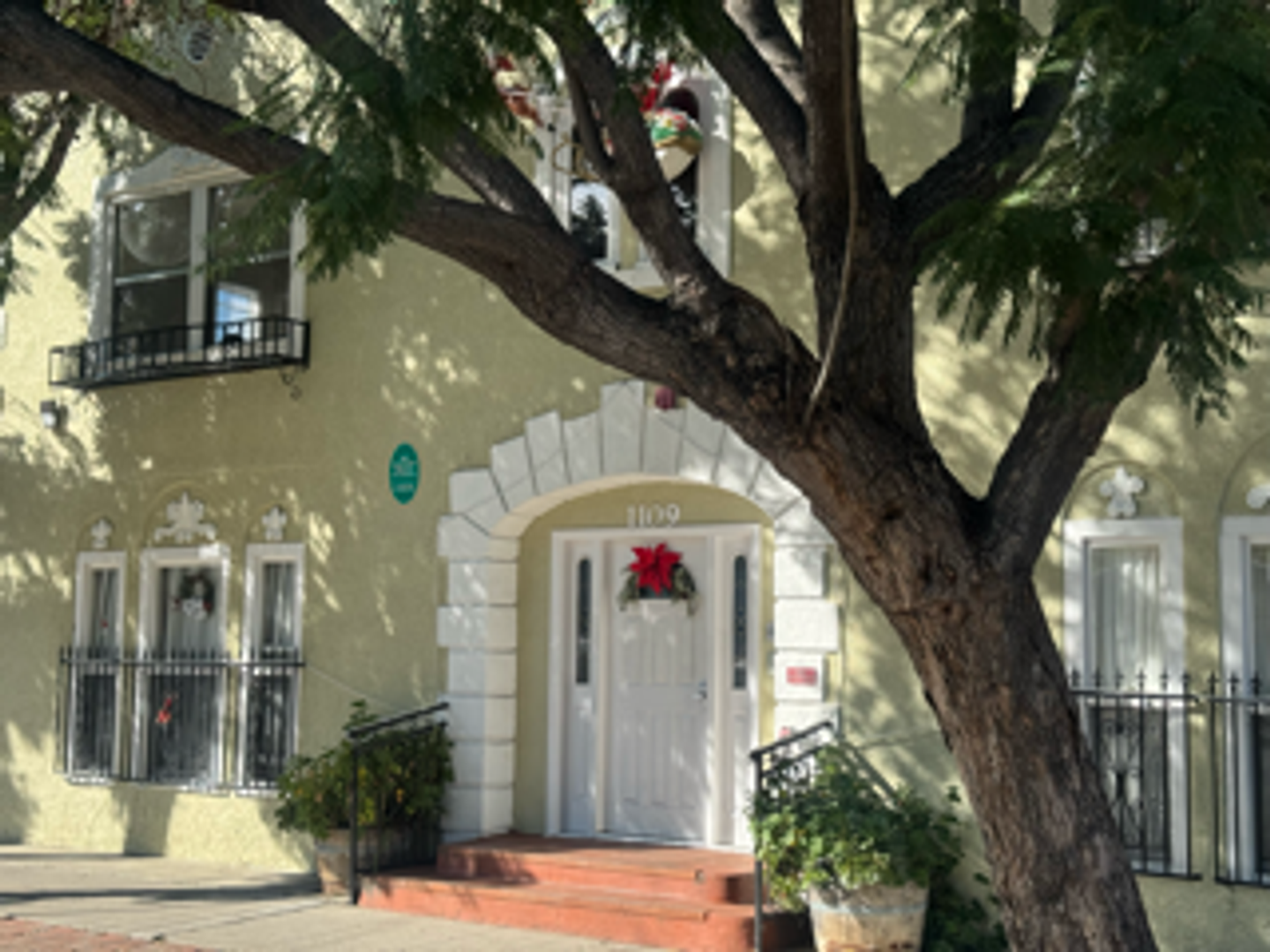 Los Angeles Apartment: 1109 Laguna Ave