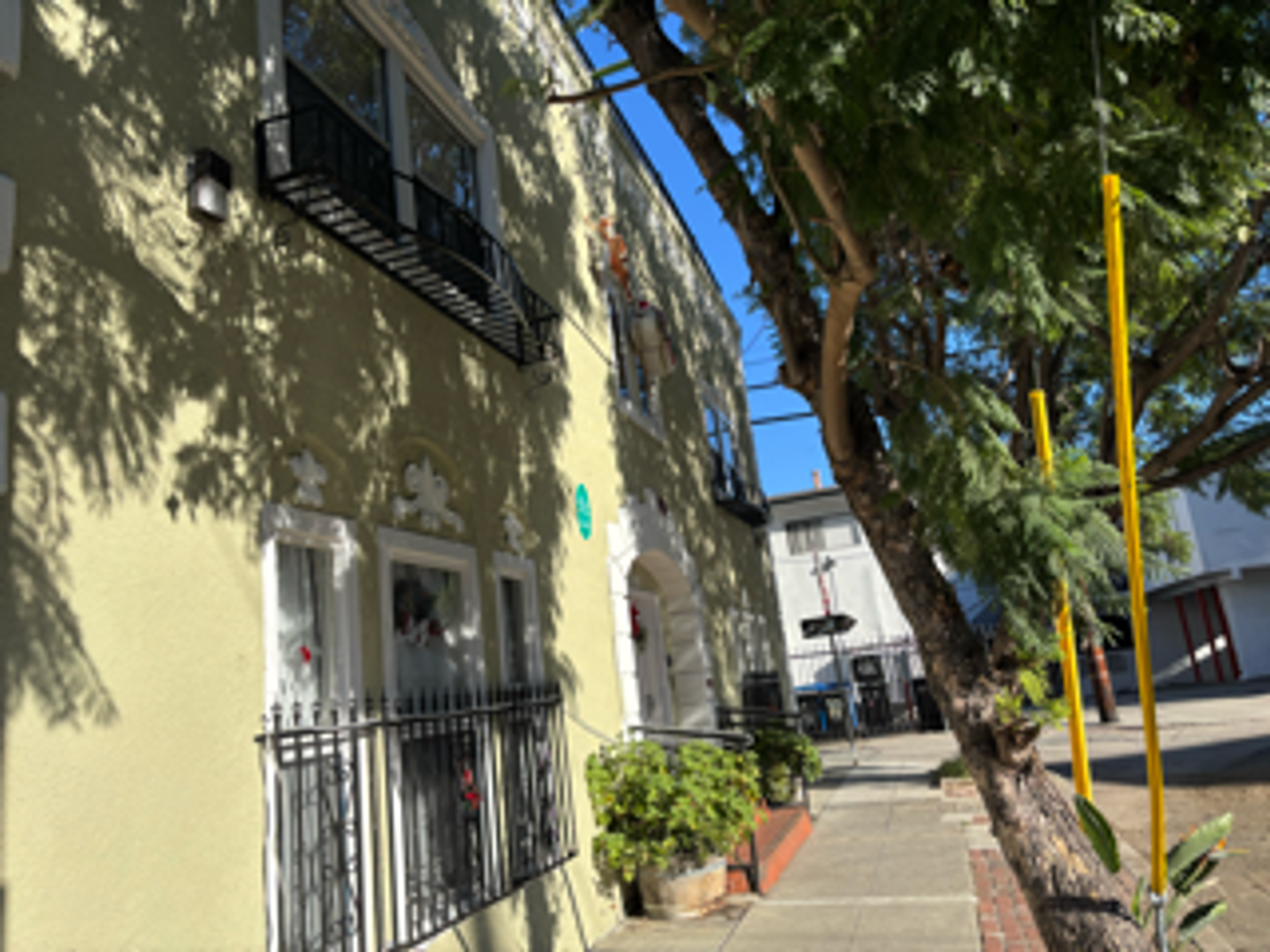 Los Angeles Apartment: 1109 Laguna Ave