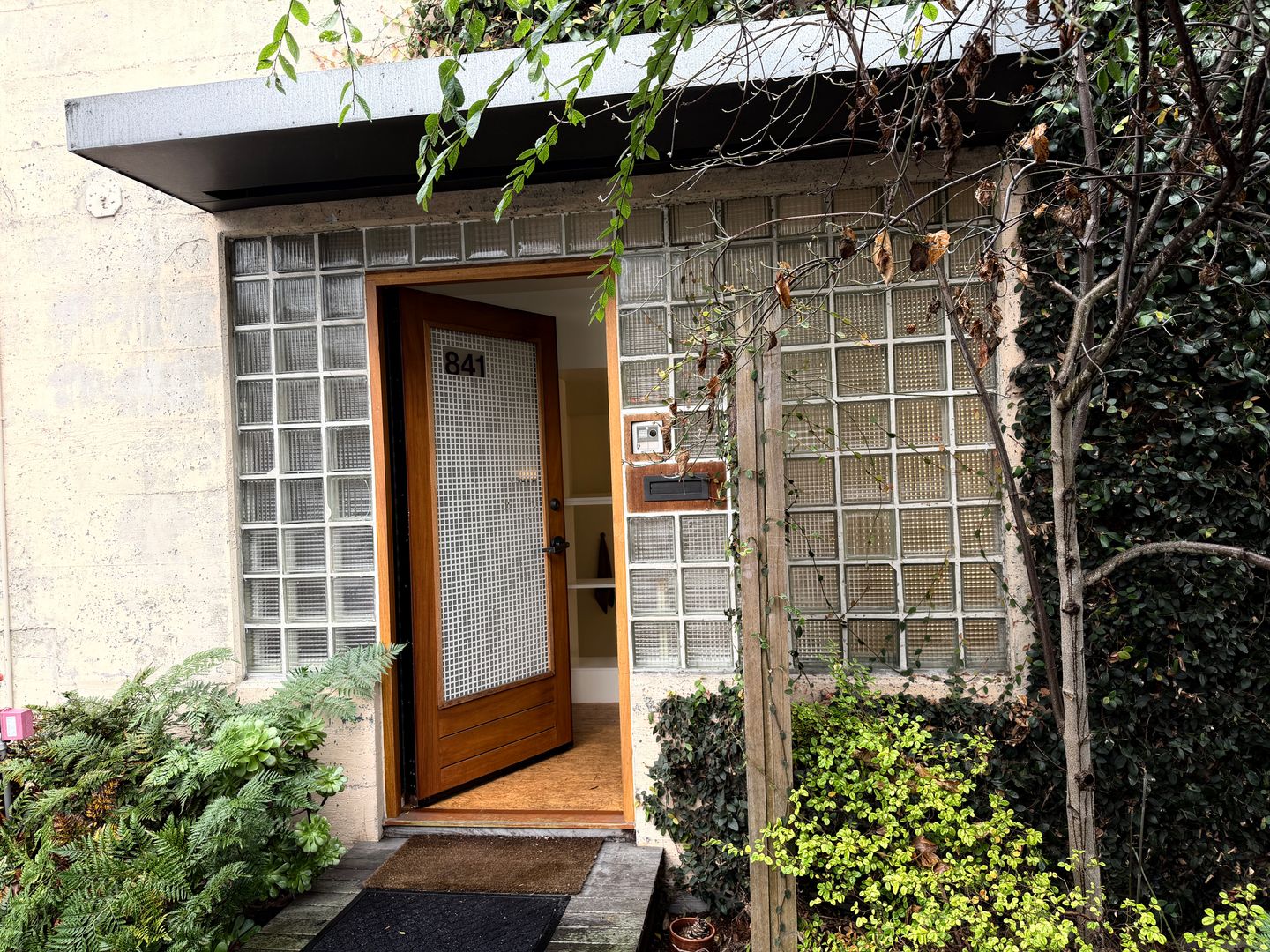 Oakland Apartment: 841 61st St.